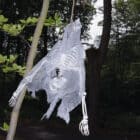 Hangdecoratie Skelet op zijn kop (140 cm)