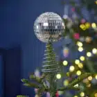 Zilveren discobal piek voor de kerstboom