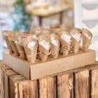 Bruiloft confetti houder met 24 zakjes confetti
