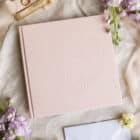 Licht roze gastenboek embossed hart - 20,5 x 20,5 cm