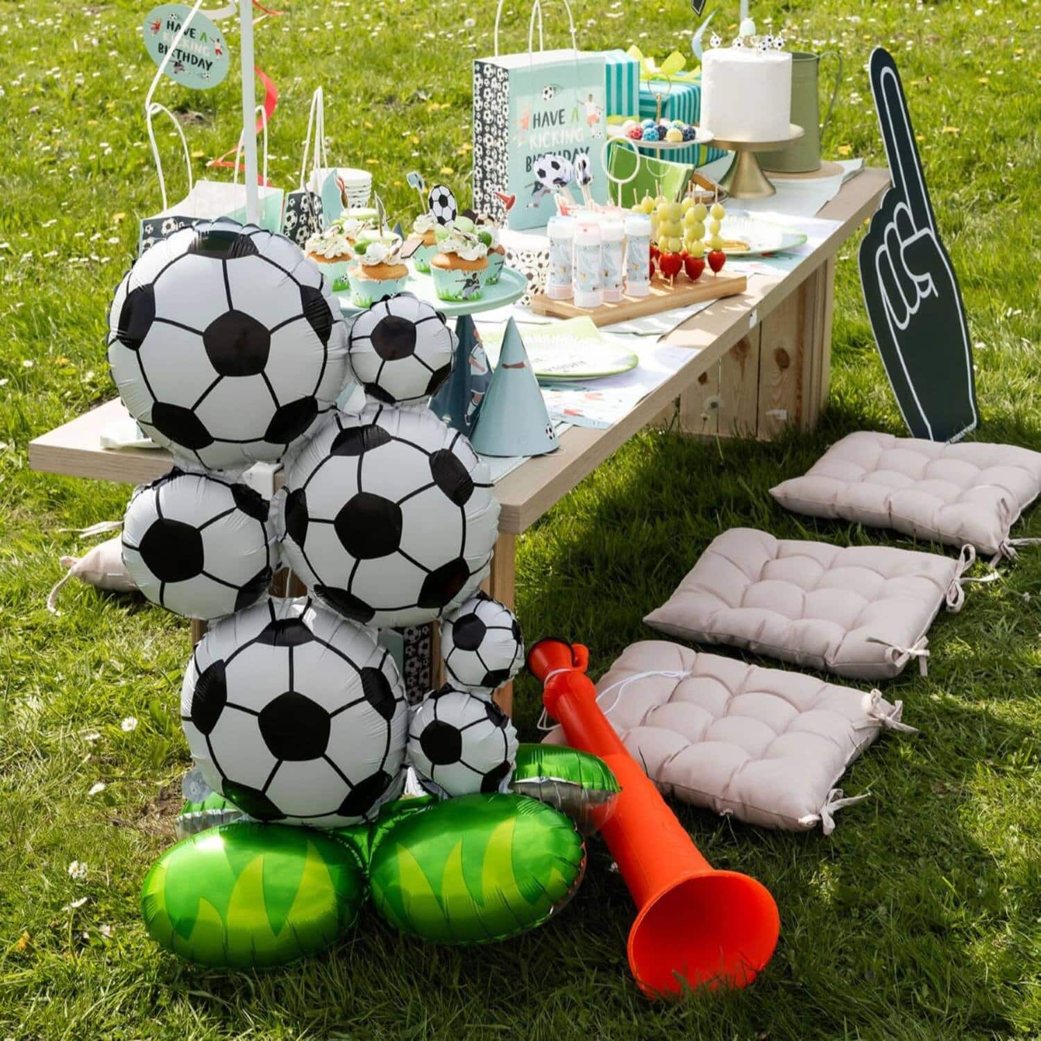 Staande folieballon - voetballen - 53 x 77 cm